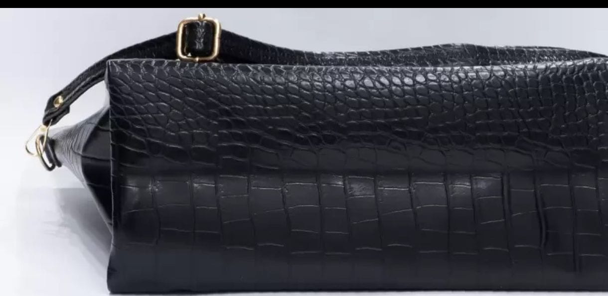 STROVIA Premium Black Croc Tote – Elegant Everyday Handbag