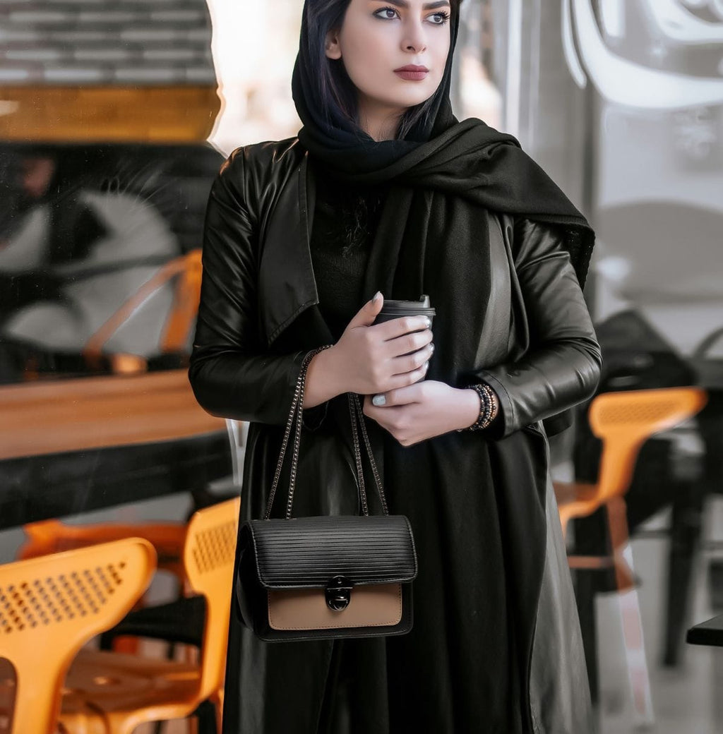 VogueLuxe Dual-Tone Structured Crossbody Bag – Black & Nude